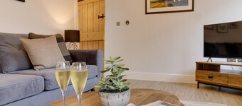 Beam End Snainton - Modern 2-bedroom Stone Cottage. Pet Friendly.