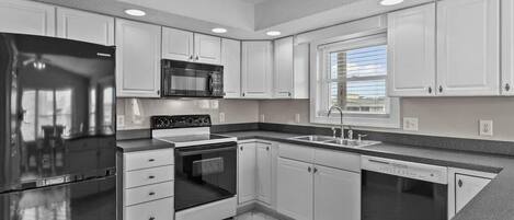 Kühlschrank, Mikrowelle, Ofen, Geschirrspüler