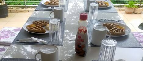 Desayuno con opciones de la cocina local incluido todos los días