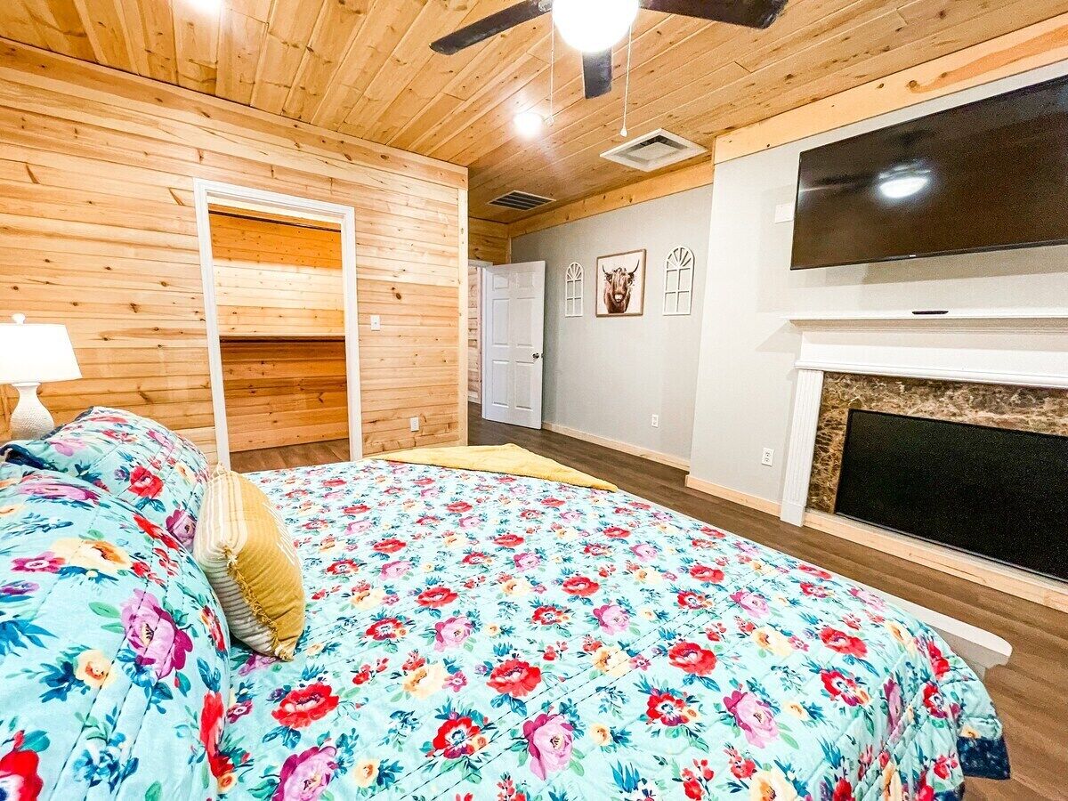 This house is a 3 bedroom(s), 1.5 bathrooms, located in Clay City, KY.