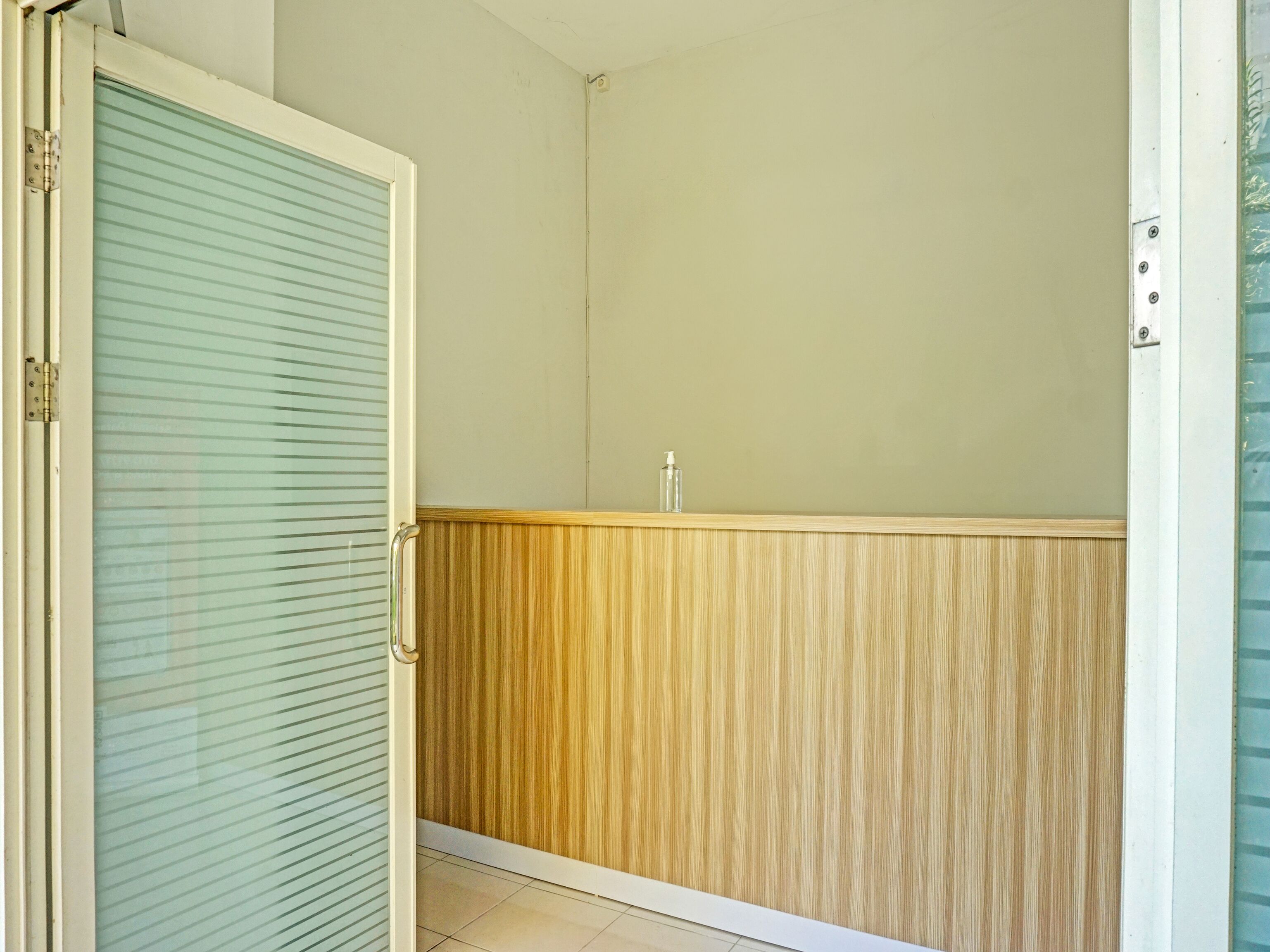 Ein Badezimmer mit Holzwaschtisch, Duschkabine aus Glas und weißem Waschbecken.