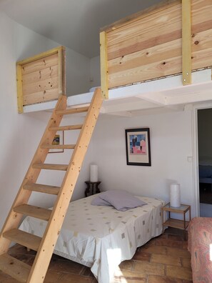 2 bedrooms, travel crib, free WiFi