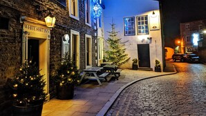 A historic building with a sign reading "WHITE HART INN" and a Christmas tree outside. - The White Hart Inn (Hawes)
