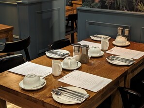 فطور مطهو حسب الطلب مجانًا يوميًا