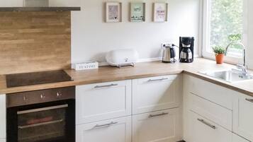 Een koelkast, een magnetron, een oven, een kookplaat