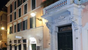 A building with a large clock and a sign reading "Barbieri". - Stay in the heart of Rome (Roma)