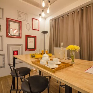 Deluxe-huone | Ruokailu omassa huoneessa