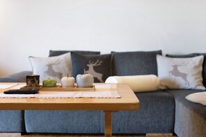 Interior - Apartment 'Schererhof Dolomitenblick' with Mountain View, Shared Garden and Wi-Fi (Castelrotto)