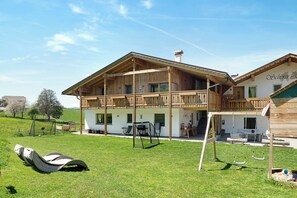 Children's area - Apartment 'Schererhof Dolomitenblick' with Mountain View, Shared Garden and Wi-Fi (Castelrotto)