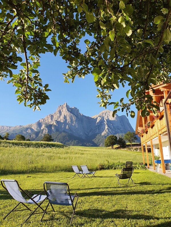 Property grounds - Apartment 'Schererhof Dolomitenblick' with Mountain View, Shared Garden and Wi-Fi (Castelrotto)