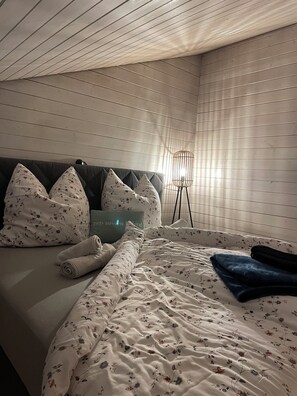 2 bedrooms, in-room safe, desk, iron/ironing board