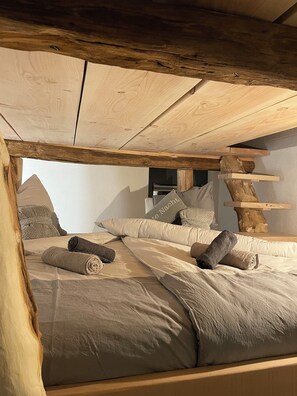 5 bedrooms, in-room safe, desk, iron/ironing board - Family Suite Varus for 3 persons and more... (Sasbach am Kaiserstuhl)