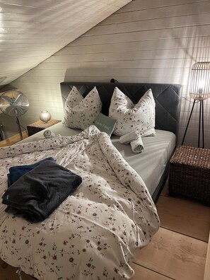 5 Schlafzimmer, Zimmersafe, Schreibtisch, Bügeleisen/Bügelbrett