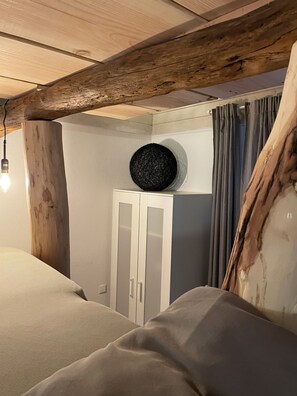 5 bedrooms, in-room safe, desk, iron/ironing board