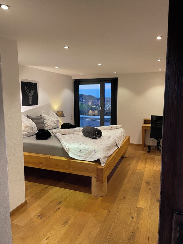 5 Schlafzimmer, Zimmersafe, Schreibtisch, Bügeleisen/Bügelbrett