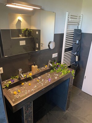 Dusche, Haartrockner, Handtücher, Seife