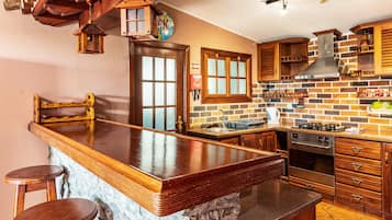 Køleskab, mikrobølgeovn, ovn, kogeplade