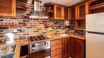 Een koelkast, een microgolfoven, een oven, een kookplaat