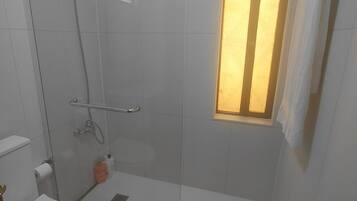 Badkar, hårtork och handdukar