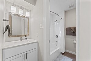 1 bedroom - Stylish Modern Studio Close to Downtown and Domain (Austin)