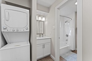 Apartment | 1 bedroom - Stylish Modern Studio Close to Downtown and Domain (Austin)