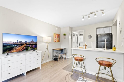 Stylish Modern Studio Close to Downtown and Domain