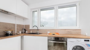 Dishwasher, cookware/dishes/utensils - Ko?obrzeska Apartment Gda?sk by Renters (Gdansk)