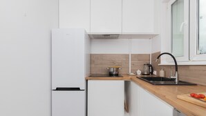 Dishwasher, cookware/dishes/utensils - Ko?obrzeska Apartment Gda?sk by Renters (Gdansk)