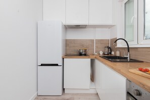 Dishwasher, cookware/dishes/utensils - Ko?obrzeska Apartment Gda?sk by Renters (Gdansk)