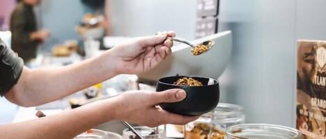 Una persona preparando un plato con ingredientes sobre una encimera.
