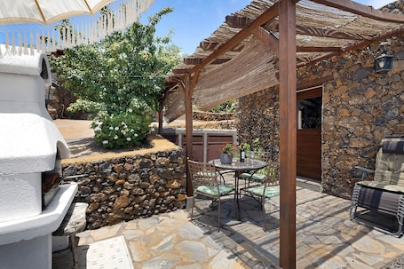 屋外ダイニングエリア. Holiday Home 'La Casa De Abajo' with Sea View, Private Terrace and Garden