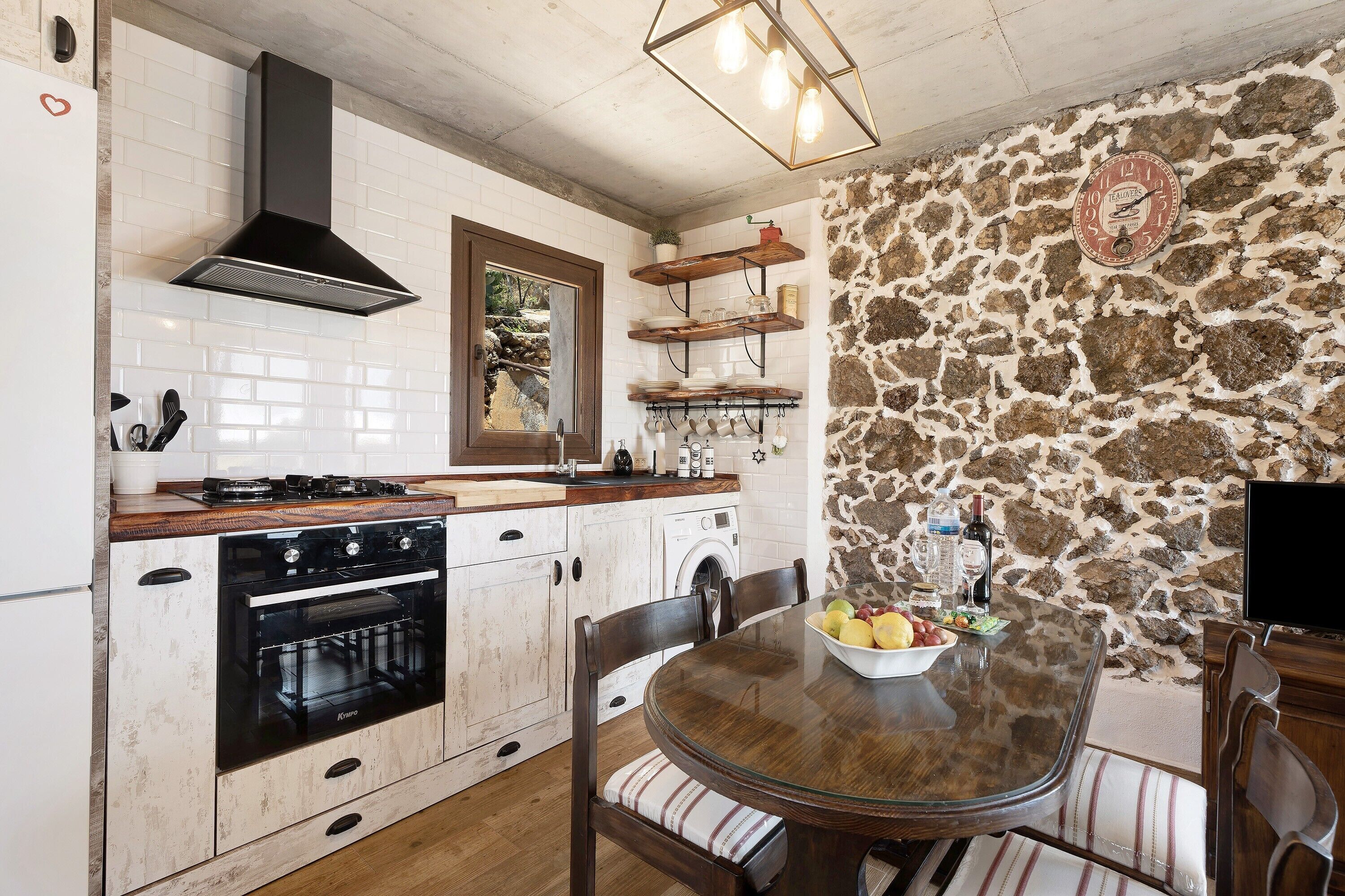 Kylskåp, ugn, spishäll och kaffe- och tebryggare