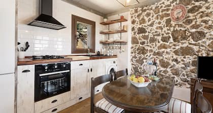 Ferienhaus 'La Casa De Abajo' mit Meerblick, privater Terrasse und eigenem Garten