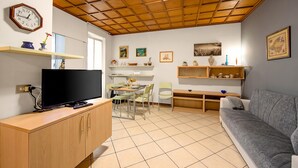 Familieleilighet, 1 soverom, mikrobølgeovn (Il Sogno Di Silvana w/ Private) | Oppholdsområde | TV