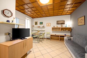 Family Apartment, Multiple Bedrooms (Il Sogno Di Silvana) | Living area | 21-inch TV with cable channels - Il Sogno Di Silvana (Sanremo)