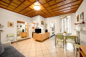 Family Apartment, Multiple Bedrooms (Il Sogno Di Silvana) | Living area | 21-inch TV with cable channels - Il Sogno Di Silvana (Sanremo)