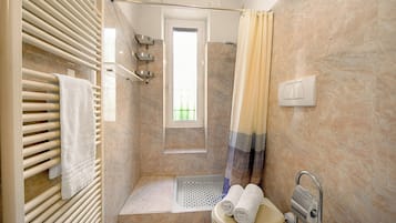 Dusj, hårføner, bidé og håndklær