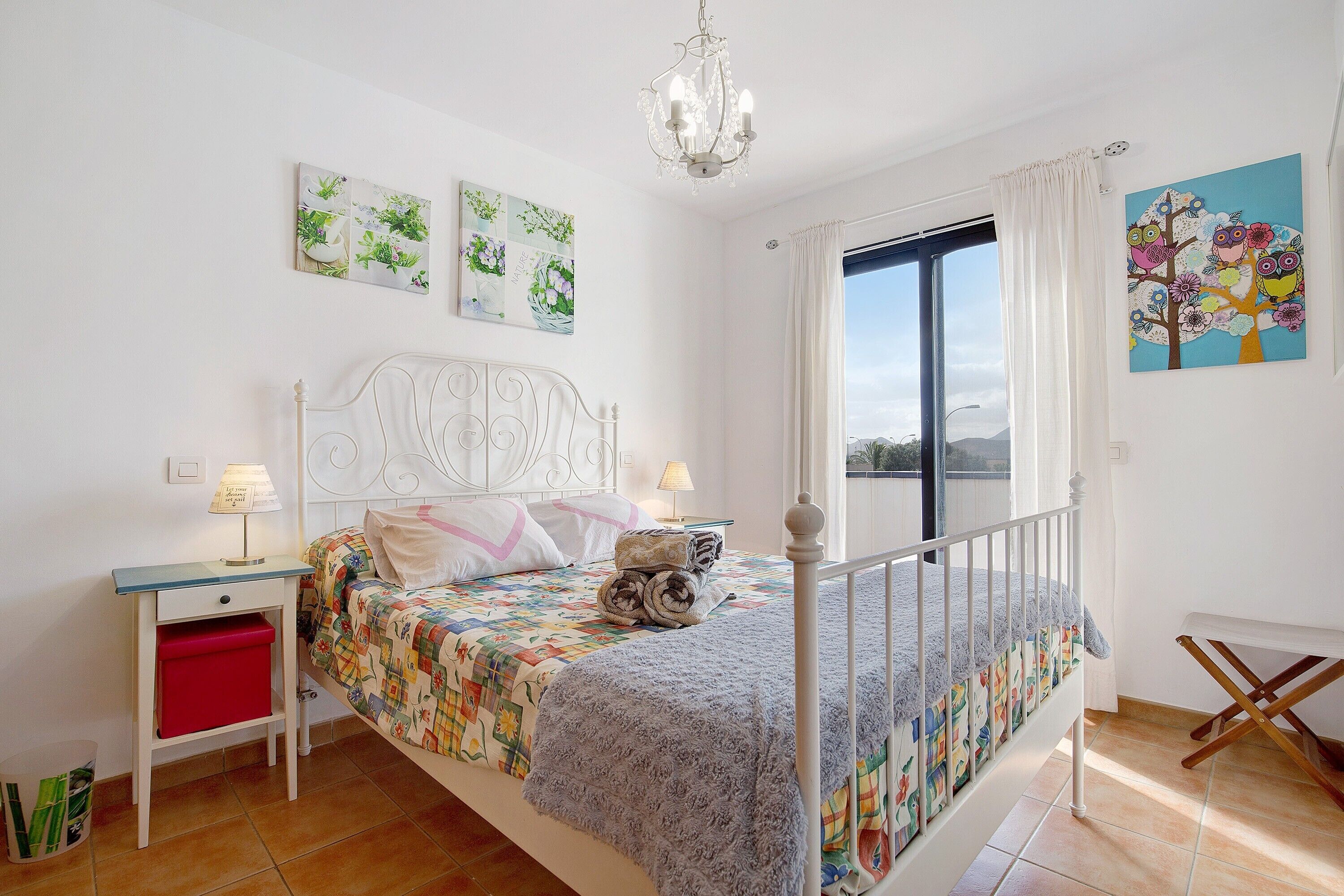 4 slaapkamers, een strijkplank/strijkijzer, gratis wifi, beddengoed