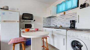 Frigorífico, microondas, horno y placa de cocina