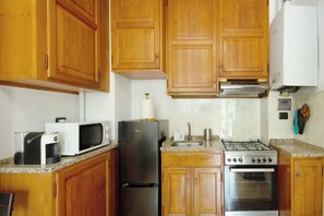 Réfrigérateur, micro-ondes, four, plaque de cuisson