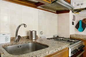 Fridge, microwave, oven, stovetop - Apartment "Casa Dica" with Balcony & Wi-Fi (Rapallo)