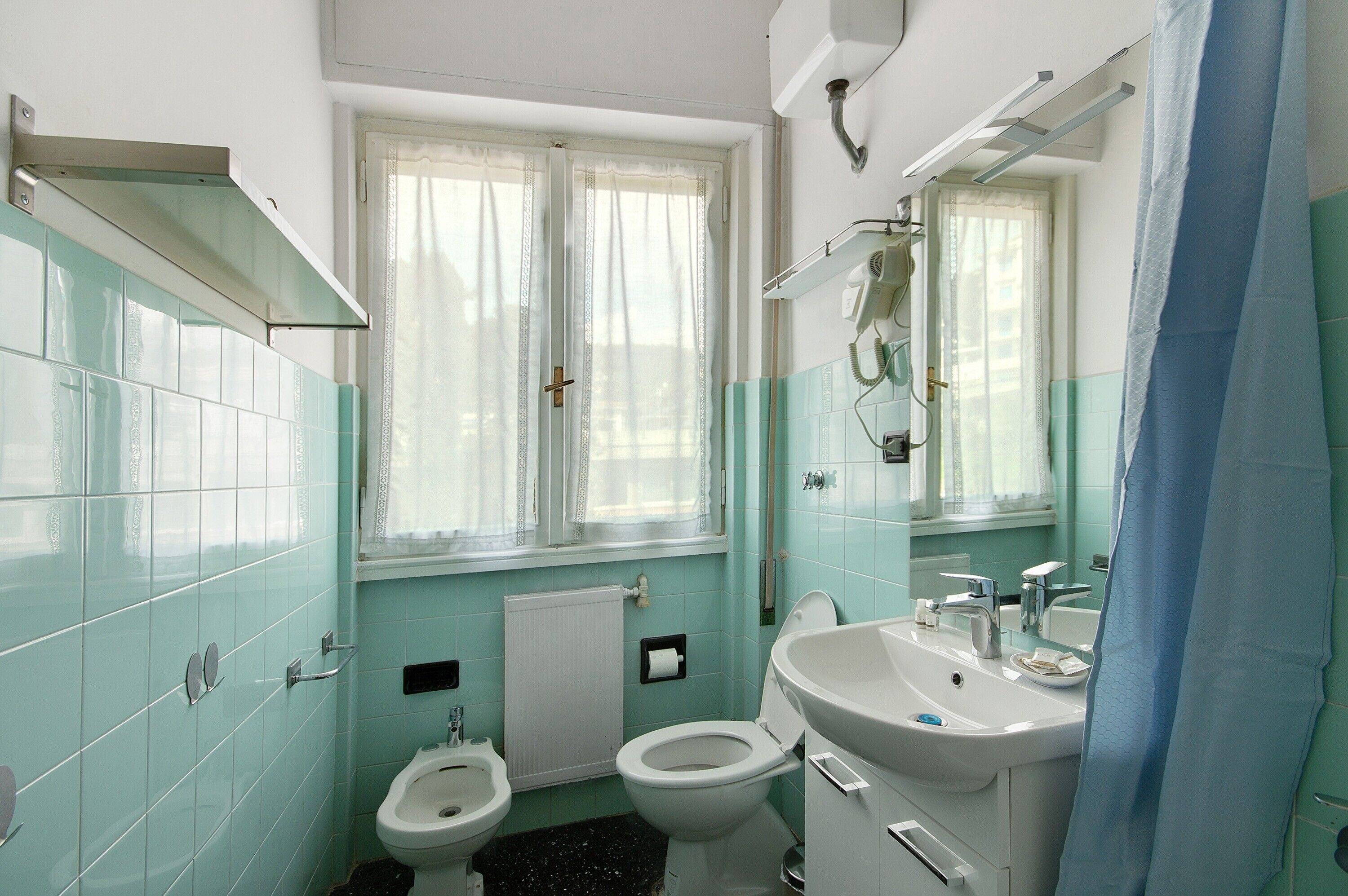 Tina, amenidades de baño gratuitas, secadora de cabello, toallas 