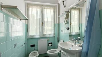 Tina, amenidades de baño gratuitas, secadora de cabello, toallas