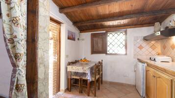 Fridge, stovetop, coffee/tea maker, high chair