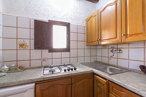 Réfrigérateur, plaque de cuisson, cafetière/bouilloire, chaise haute