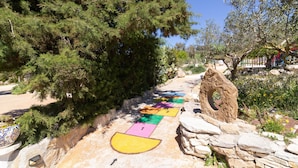 A pathway with colorful tiles, a stone structure, and dense greenery. - Holiday Home 'Fattoria Spezia - Limone' with Shared Pool, Shared Garden and Wi-Fi (Buseto Palizzolo)
