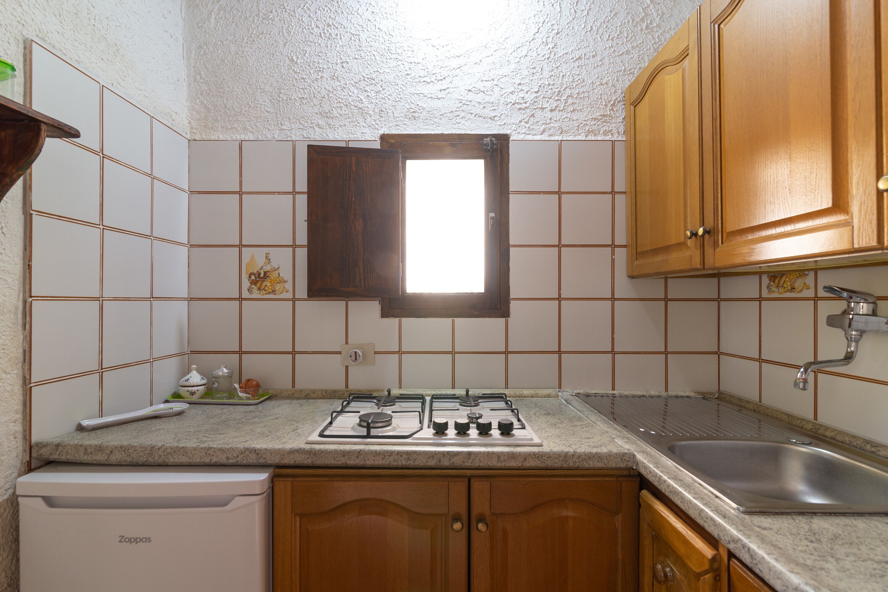 Kühlschrank, Herdplatte, Wasserkocher mit Kaffee-/Teezubehör, Hochstuhl