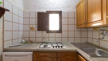 Kühlschrank, Herdplatte, Wasserkocher mit Kaffee-/Teezubehör, Hochstuhl