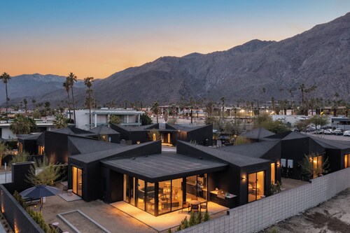 2 4BR Villas | Sleeps 16 | Blackhaus by AvantStay