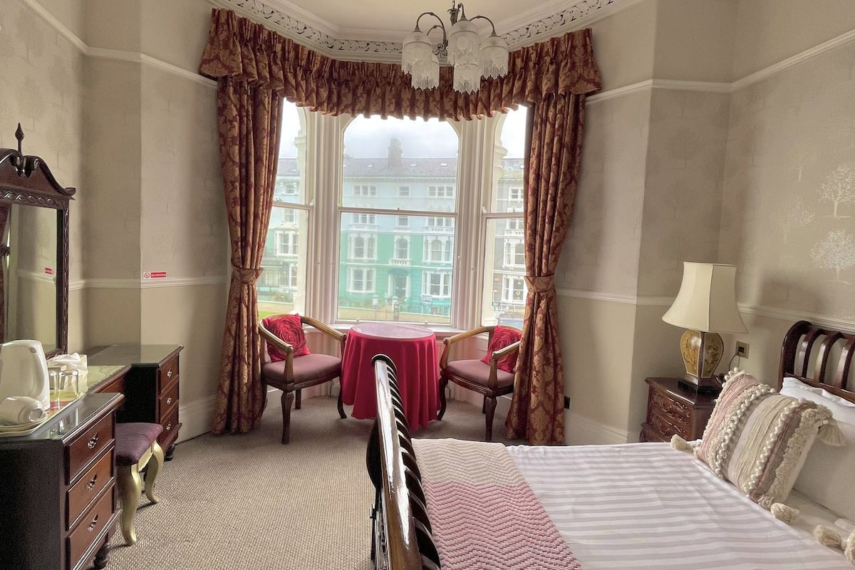 Chambre Double Supérieure | 1 chambre, lit parapluie, Wi-Fi gratuit, draps fournis
